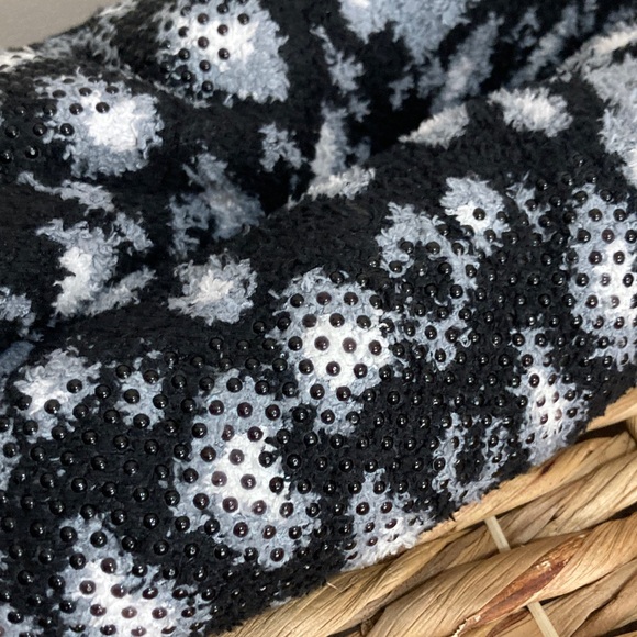 🆕 Cuddl Duds Black and White Fuzzy Socks! - Picture 6 of 9